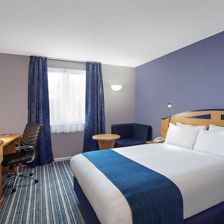 Holiday Inn Express Poole, An Ihg Hotel Buitenkant foto