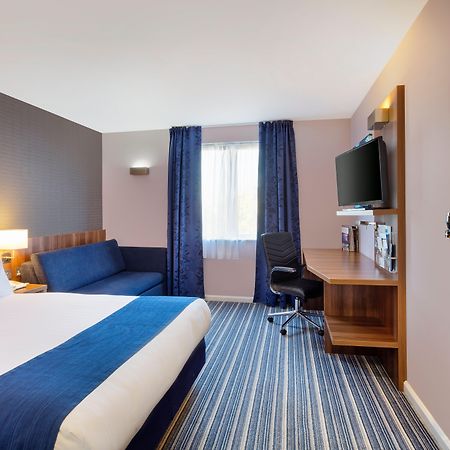 Holiday Inn Express Poole, An Ihg Hotel Buitenkant foto