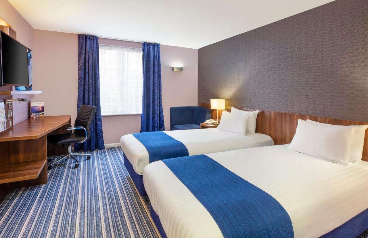 Holiday Inn Express Poole, An Ihg Hotel Buitenkant foto