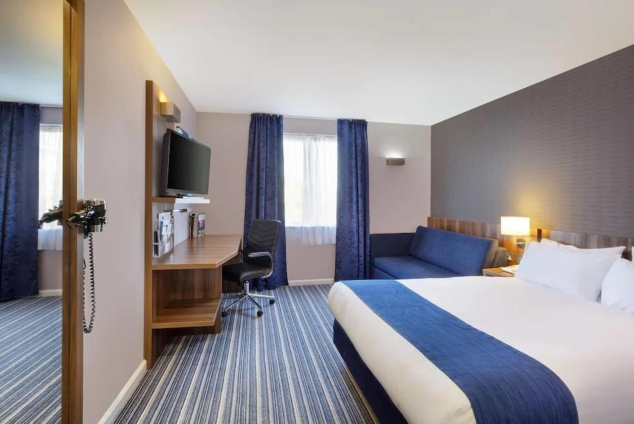 Holiday Inn Express Poole, An Ihg Hotel Buitenkant foto