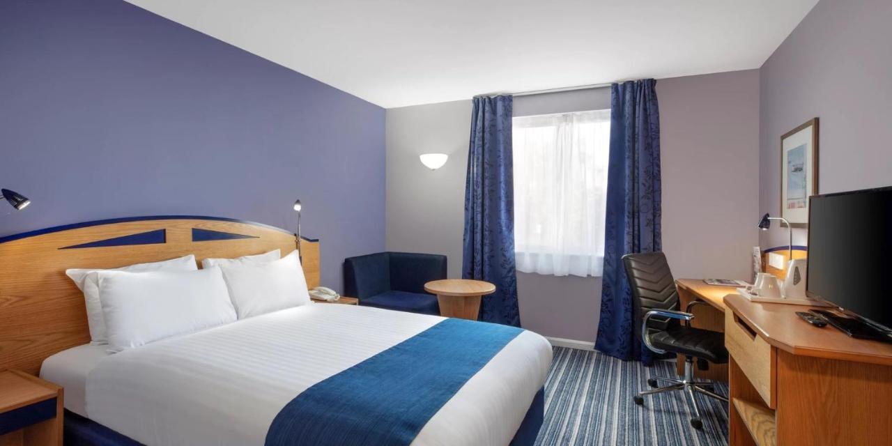 Holiday Inn Express Poole By Ihg Buitenkant foto