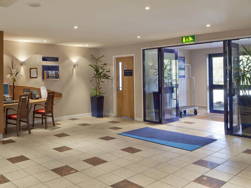 Holiday Inn Express Poole, An Ihg Hotel Buitenkant foto