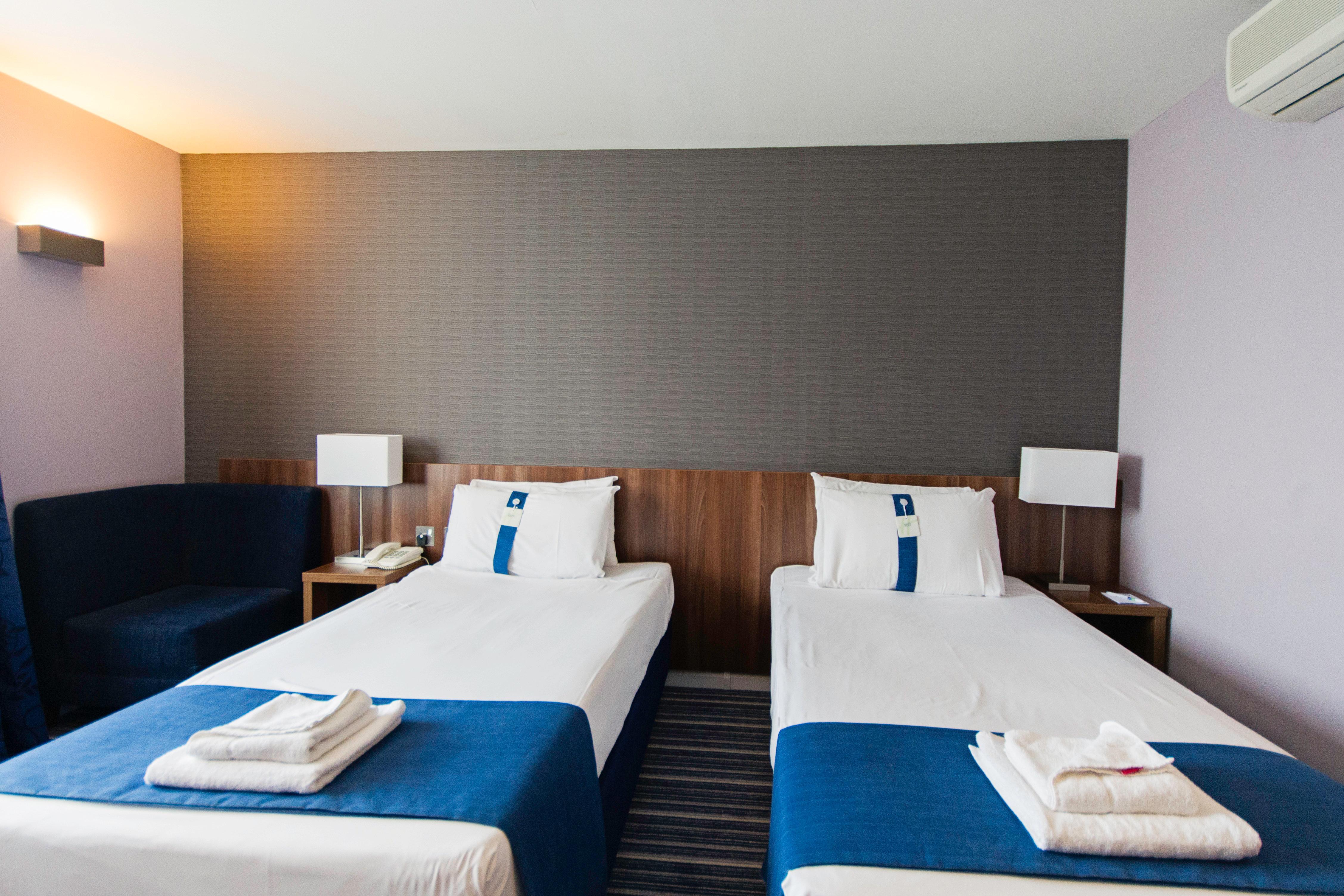 Holiday Inn Express Poole By Ihg Buitenkant foto