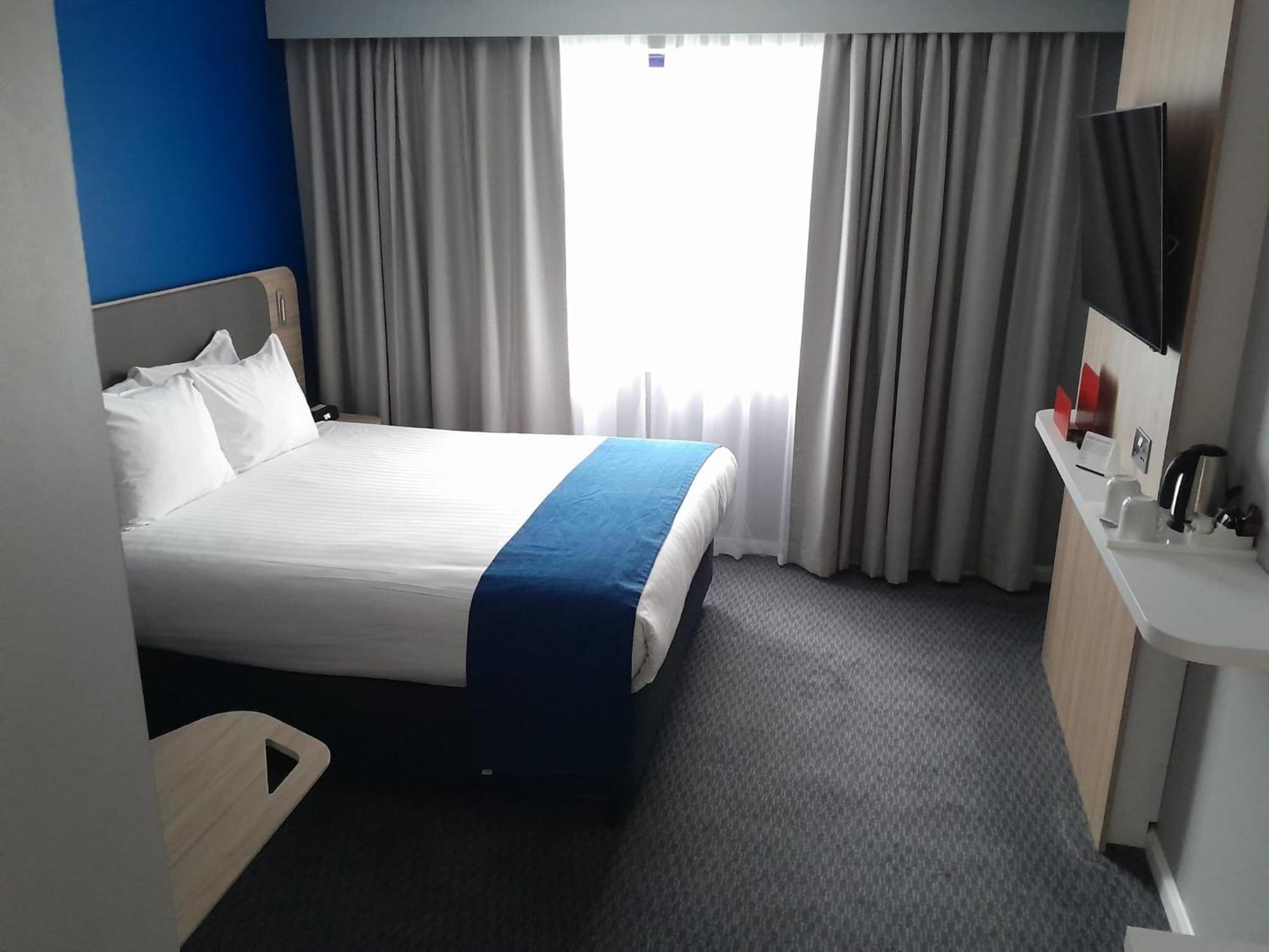 Holiday Inn Express Poole, An Ihg Hotel Buitenkant foto