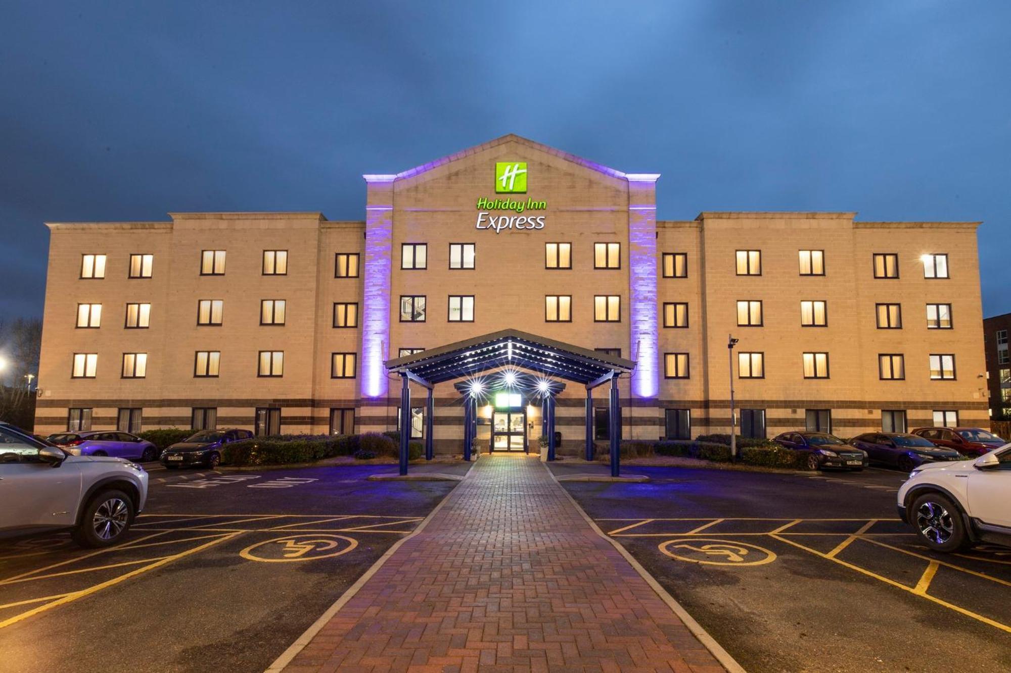 Holiday Inn Express Poole By Ihg Buitenkant foto