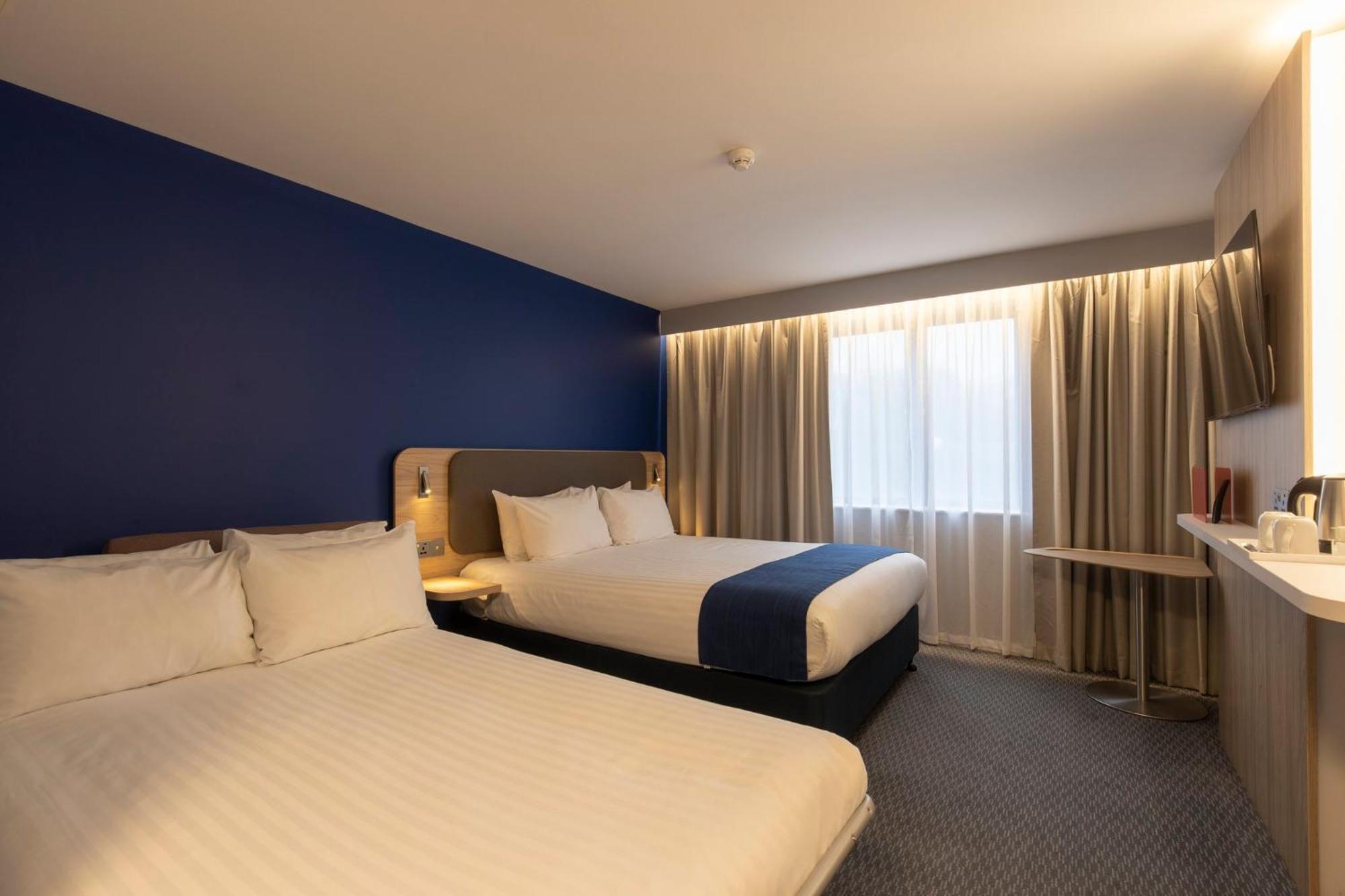 Holiday Inn Express Poole By Ihg Buitenkant foto