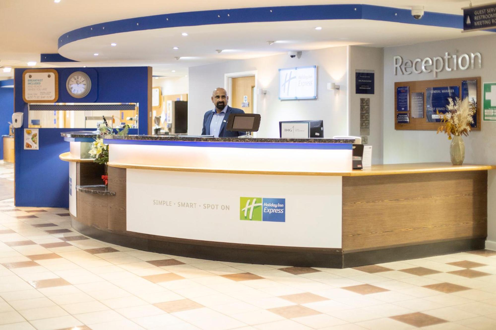 Holiday Inn Express Poole By Ihg Buitenkant foto