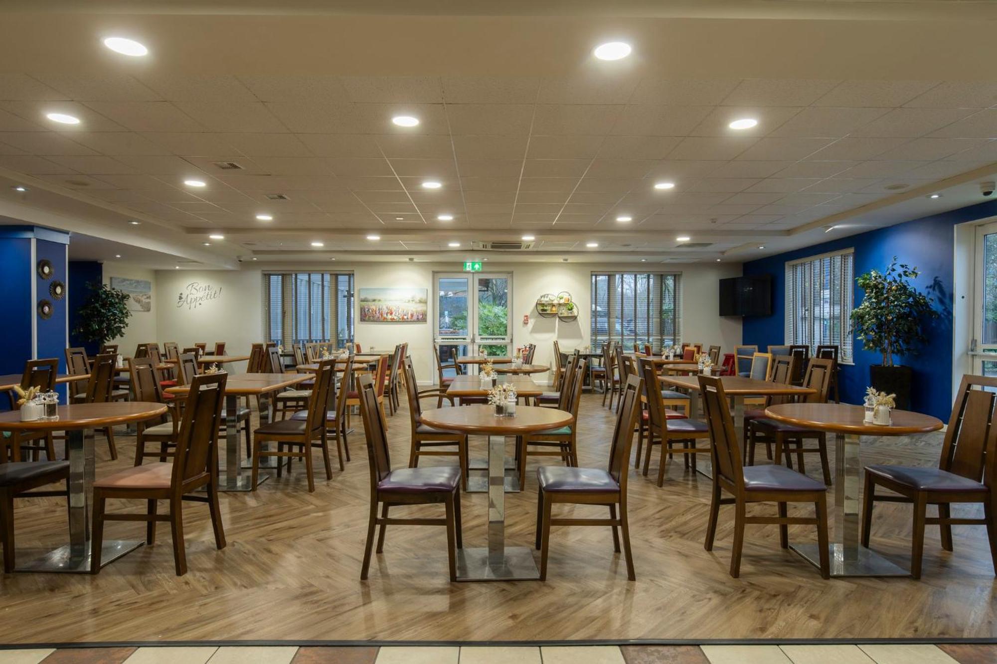 Holiday Inn Express Poole By Ihg Buitenkant foto