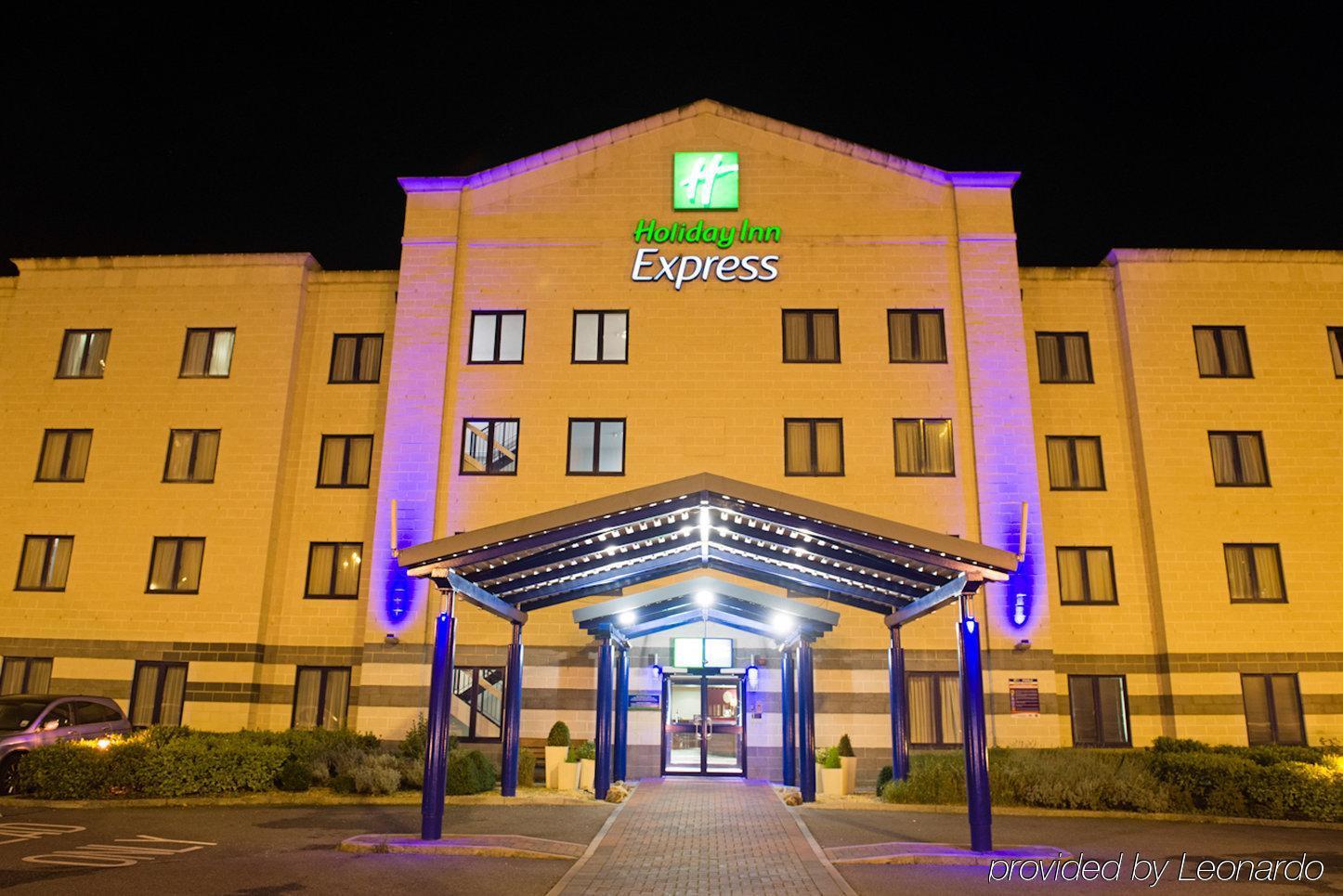 Holiday Inn Express Poole, An Ihg Hotel Buitenkant foto