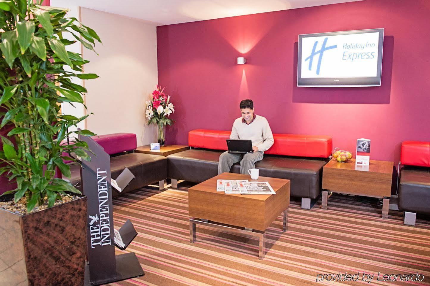 Holiday Inn Express Poole, An Ihg Hotel Buitenkant foto