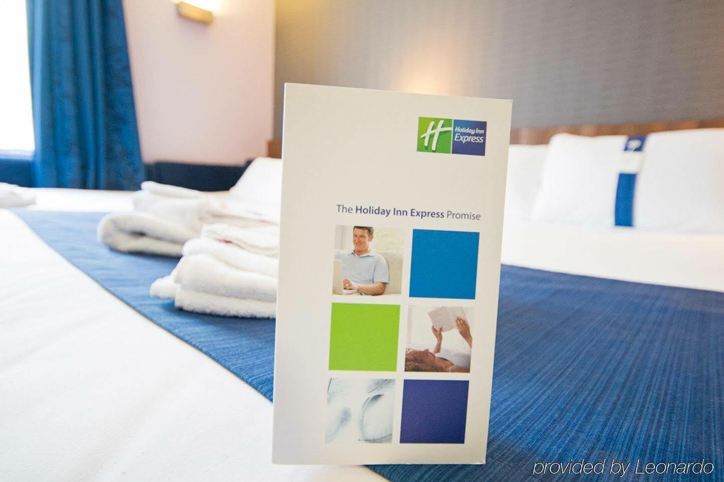 Holiday Inn Express Poole, An Ihg Hotel Buitenkant foto